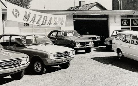 Mazda Jansen Arnhem 50 jaar Mazda staan buiten in Doorwerth